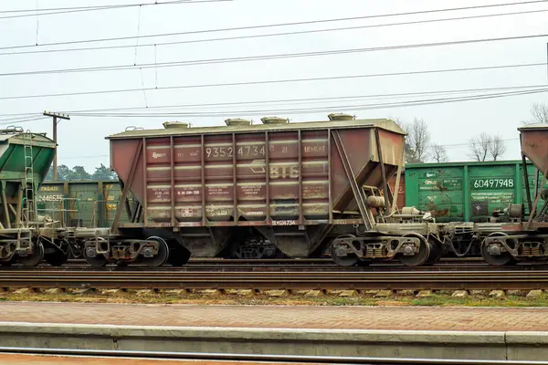 Tren yolu üzerinde yük vagonu duruyor.