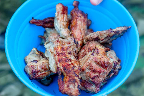 Mavi tabakta domuz barbeküsü.
