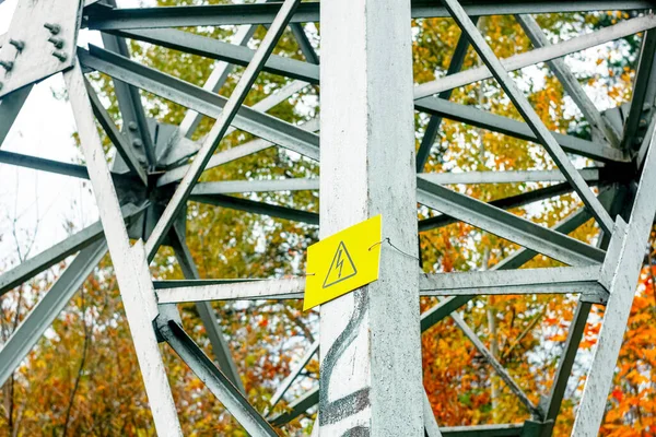 Elektrik direğindeki yüksek voltaj işareti.