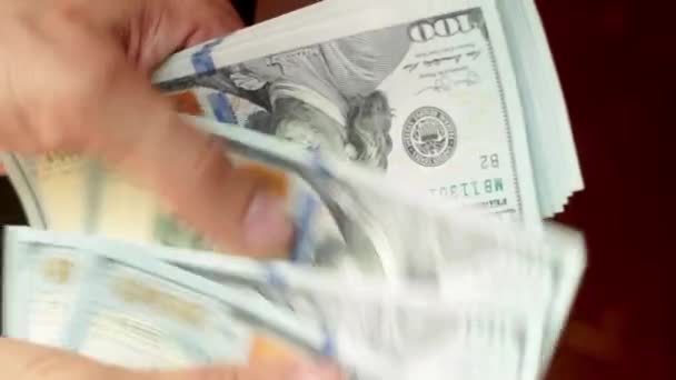 Tellen Handmatig Honderd Dollar Biljetten Met Blauwe Beveiligingstape — Stockvideo