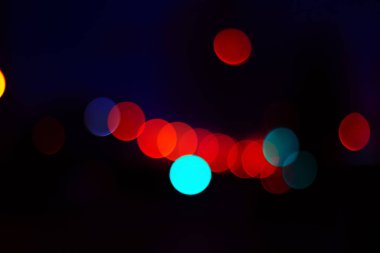 Koyu arkaplanda bulanık ışıklar