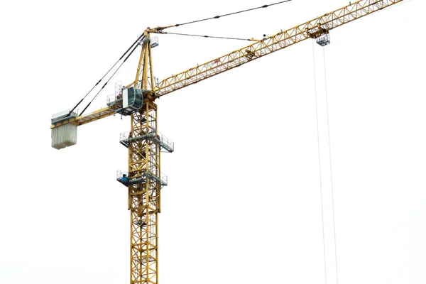 Beyaz gökyüzü arka planında sarı vinç