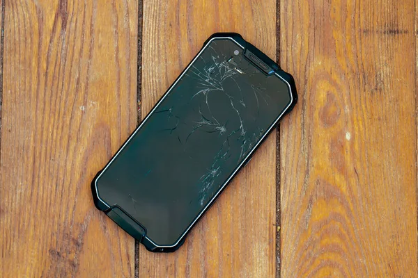Bozuk telefon tahtaların üzerinde.