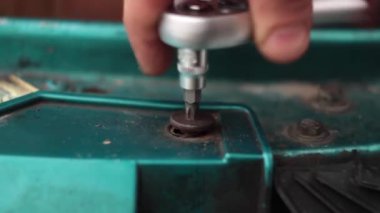 Yakından çekilen el çekimi İngiliz torx 'uyla vidayı sıkılaştırır