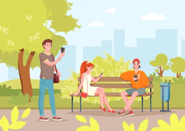 Verano parque de la ciudad con la gente, dibujos animados jóvenes amigos sentados en el banco en el parque de la ciudad con teléfonos inteligentes — Vector de stock
