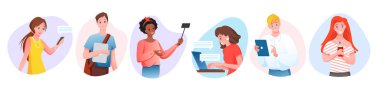 Mobil cihaz kullanan mutlu genç aletçi karakterlerin çizgi film düz koleksiyonu, akıllı telefonu, tableti ya da dizüstü bilgisayarı olan kullanıcı öğrenciler beyaza izole edildi. İnsanlar ve aygıtlar vektör illüstrasyon seti