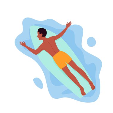 Sörf yapan adam okyanusta ya da denizde sörf yapıyor, yüzüyor, sörf tahtasında yatıyor.