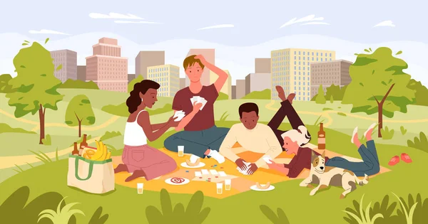 Amigos de la gente en la fiesta de picnic en el paisaje del parque de la ciudad de verano, juego de cartas, beber — Vector de stock