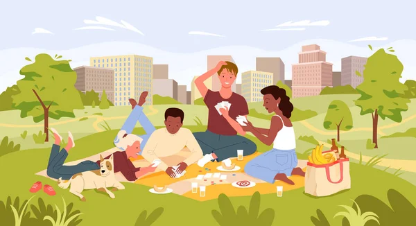 Paesaggio urbano dei cartoni animati con personaggi che giocano a carte, bevono bevande e mangiano cibo dalla borsa da picnic insieme. Amici persone sulla festa pic-nic in estate parco cittadino paesaggio vettoriale illustrazione. — Vettoriale Stock