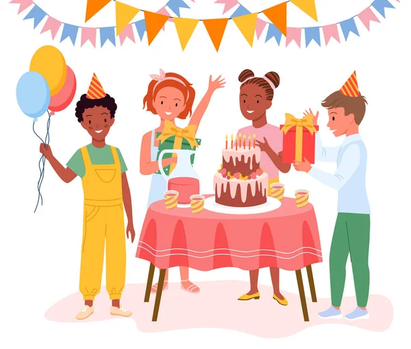 Κινούμενα σχέδια χαρούμενα παιδιά σε καπέλα διακοπών, νέοι χαρακτήρες κάθονται στο τραπέζι με τούρτα σοκολάτα γενεθλίων και κεριά που απομονώνονται σε λευκό. Τα παιδιά γιορτάζουν πάρτι γενεθλίων, διασκεδαστική γιορτή. — Διανυσματικό Αρχείο