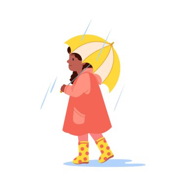 Sarı şemsiye tutan yağmurluk ve polka çizmeli genç kız, yağmurda ve su birikintilerinde yürüyor, neşeli ve oyuncu bir ruh hali içinde, beyaz arka plan resimlerinde izole edilmiş.