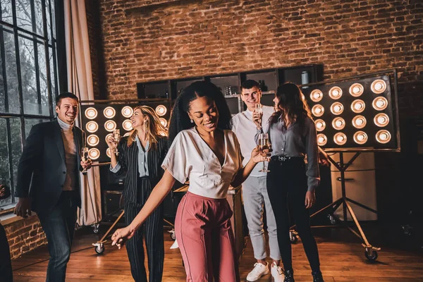 Sonriendo Afroamericana Hermosa Dama Bailando Mientras Disfruta Fiesta Con Sus — Foto de Stock