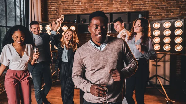 Sonriendo Chico Afroamericano Bailando Mientras Disfruta Fiesta Con Sus Amigos — Foto de Stock