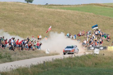 Mikolajki, Polonya - Jul 2: Hayden Paddon ve codriver John Kennard Hyundai Yeni Nesil i20 Wrc yarışında 73 Ralli Polonya, Temmuz'da 2, 2016 Mikolajki, Polonya