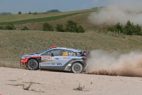 MIKOLAJKI, POLONIA - JUL 2: Dani Sordo y su copiloto Marc Marti en una carrera del Hyundai New Generation i20 WRC en el 73º Rallye de Polonia, el 2 de julio de 2016 en Mikolajki, Polonia — Foto de Stock