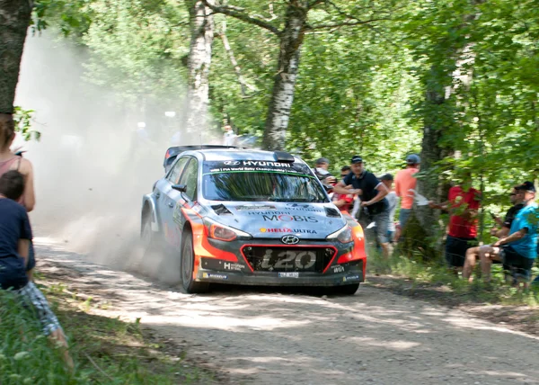 Mikołajki, Polska-1 lipca: Thierry Neuville i jego ruchu drogowego CoDriver Nicolas gilsoul w wyścigu Hyundai New Generation i20 WRC w 73nd Rally Poland, w lipcu 1, 2016 w Mikolajki, Polska — Zdjęcie stockowe