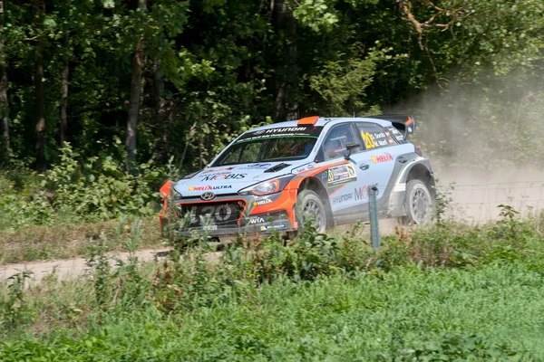 MIKOLAJKI, POLÓNIA - JUL 1: Dani Sordo e seu co-piloto Marc Marti em uma corrida Hyundai New Generation i20 WRC no 73nd Rally Poland, em 1 de julho de 2016 em Mikolajki, Polônia — Fotografia de Stock