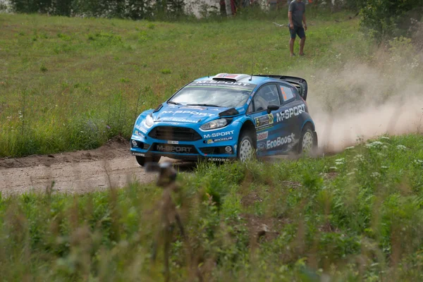 MIKOLAJKI, POLONIA - 1 GIUGNO: Mads Ostberg e il suo codriver Ola Floene in una gara Ford Fiesta RS WRC nel 73esimo Rally Polonia, il 1 luglio 2016 a Mikolajki, Polonia — Foto Stock