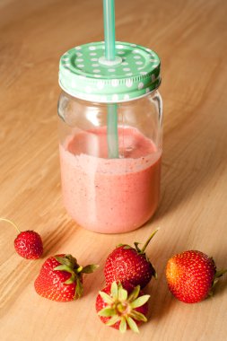 çilek bir masada kokteyl