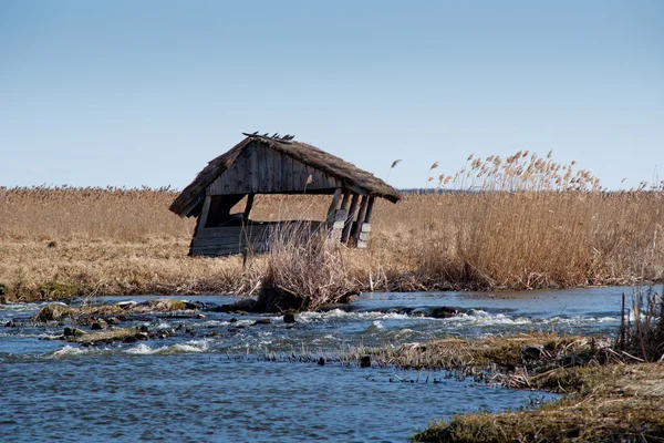 Vieille cabane de pêcheur au bord de la rivière — Photo