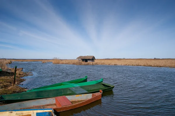 Стара хатина рибалки біля річки — стокове фото