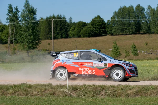 Mikolajki, polen - 3. Juli: Kevin Abbring und sein Beifahrer sebastian marschall in einem Hyundai i20 wrc Rennen bei der 72. Rallye Polen, am 3. Juli 2015 in mikolajki, polen. — Stockfoto