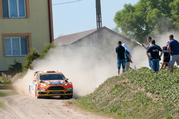 MIKOLAJKI, POLAND - JUL 3: Kris Meeke and his codriver Paul Nagle in a Citroen DS3 WRC race in the 72nd Rally Poland, on July 3, 2015 in Mikolajki, Poland. — Zdjęcie stockowe