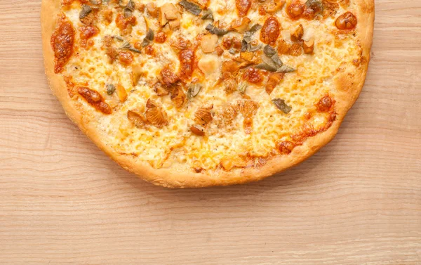 Pizza sur une table — Photo