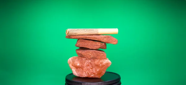Ręcznie Toczone Marihuana Wspólne Salda Szczycie Stosu Czerwonego Piasku Kamień — Zdjęcie stockowe