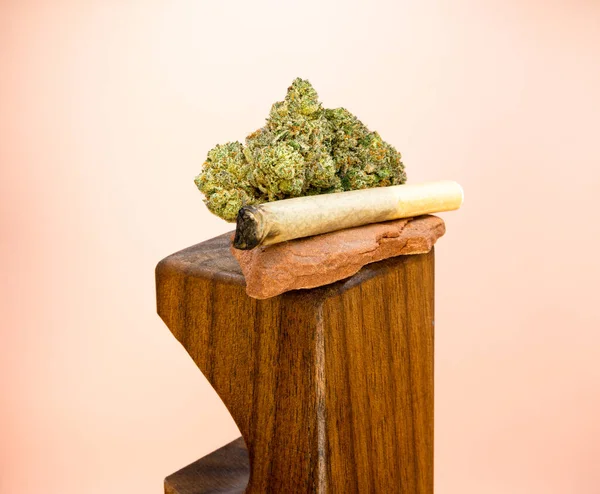 Een Verbrande Handgerolde Marihuana Joint Balanceert Bovenop Rode Zandsteen Met — Stockfoto