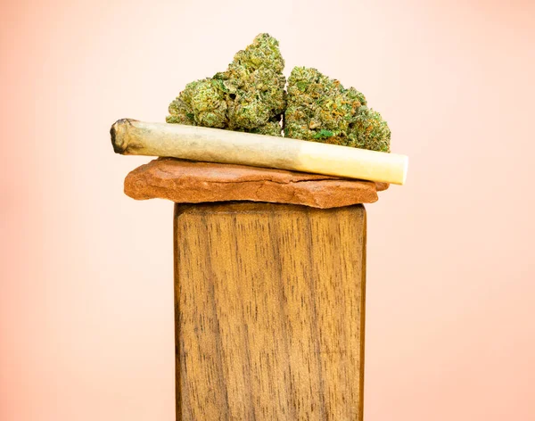Bränd Handrullad Marijuana Joint Balanserar Ovanpå Röd Sandsten Med Två — Stockfoto