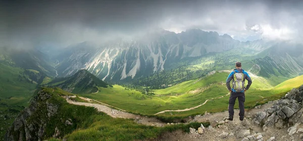 Caminante Hombre de pie en las nubes colgantes profundas sobre las montañas y el valle. La luz mística atraviesa la niebla. Tirol, Austria. — Foto de Stock
