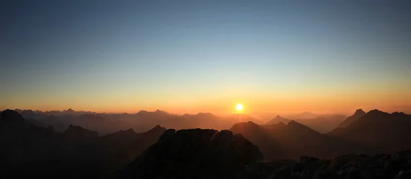 Bel tramonto o alba sopra le montagne con cielo limpido. Alps, Allgau, Baviera, Germania. — Foto Stock