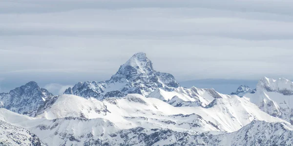 Espantosa e dramática vista panorâmica de Inverno para a montanha coberta de neve Hochvogel em Allgau Alps, Baviera, Alemanha. — Fotografia de Stock