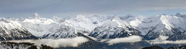 Dağları kaplayan dramatik kar manzarası. Şafak vakti Alpler 'de kar yağışlı inanılmaz bir kış manzarası. Görüntü Riedberger Horn Grasgehren Kayak Merkezi Allgau Alpleri, Bavyera, Almanya. — Stok fotoğraf