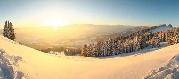 Beautiful Sunrise in snow mountains landscape. Amazing yellow Sunshine. Allgau, Mittag Mountain, Bavaria, Alps, Germany. — Stock Photo, Image