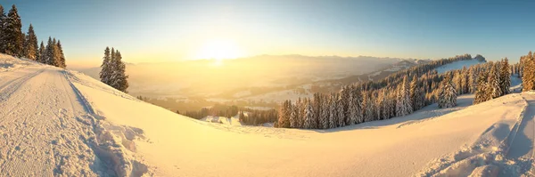 Hermoso amanecer en las montañas de nieve paisaje. Increíble sol amarillo. Allgau, Mittag Montaña, Baviera, Alpes, Alemania. — Foto de Stock