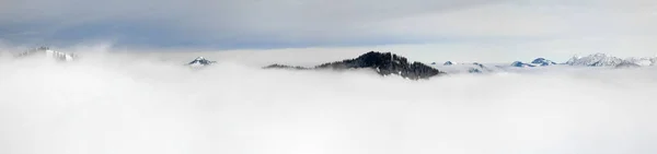 Winter Panoramic View a neve cobriu montanhas acima das nuvens de névoa de inversão. Vista de Riedberger Horn em Allgau, Baviera, Alemanha. — Fotografia de Stock