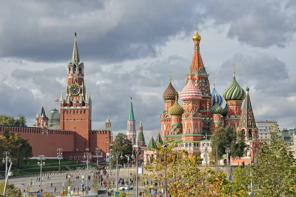 Москва Россия Городской Пейзаж Видом Парка Зарядье Самые Знаменитые Достопримечательности — стоковое фото