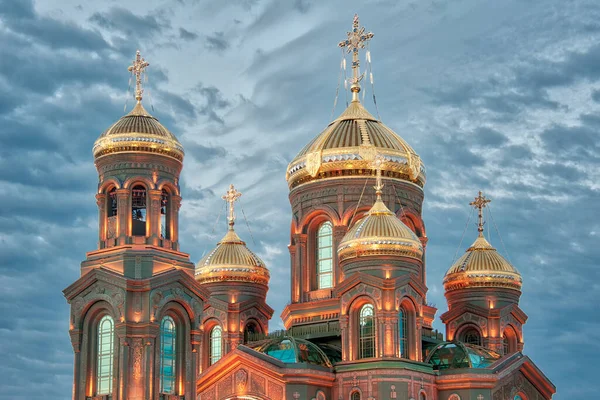 復活大聖堂 クビンカのロシア軍の主な教会の輝く黄金のドーム Cupola 夏の最終日の夕暮れに照らされました ロシアのモスクワ地方クビンカ — ストック写真