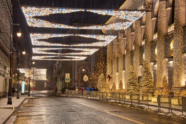 MOSCOW, RUSSIA - İlinka caddesinin kar yağışlı yılbaşı süslemeleri. Ilinka Moskova 'nın en eski sokaklarından biridir..
