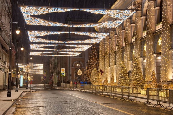 МОСКВА, РОССИЯ - Праздничные новогодние украшения улицы Илинка в снегопад. Илинка - одна из старейших улиц Москвы.