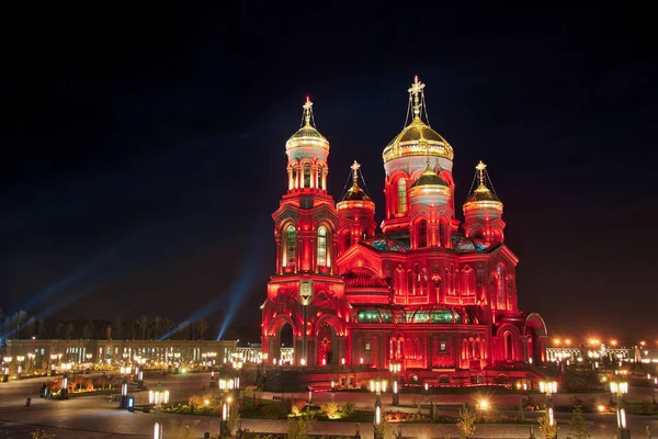 Φωτισμένο Καθεδρικός Ναός Της Ανάστασης Kubinka Άναψε Κόκκινο Χρώμα Την — Φωτογραφία Αρχείου