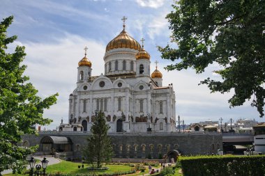 Kurtarıcı Katedral İsa Yazın Ağaçlar Tarafından Çerçevelenmiş Dünyanın en yüksek ortodoks tapınağıdır. MOSKOVA, Rusya