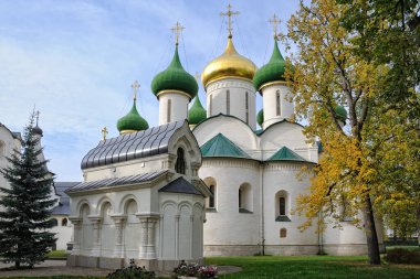 Prens Dmitry Pozharsky 'nin, sonbahar mevsiminde St. Euthymius Manastırı' ndaki Dönüşüm Katedrali ve Anıtmezar (mozolesi) mimari topluluğu. SUZDAL, RUSSIA - 24 Eylül 2014
