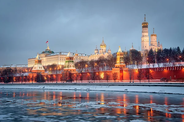 Architectonisch Ensemble Van Moskou Kremlin Verlicht Met Honderden Krachtige Spots — Stockfoto