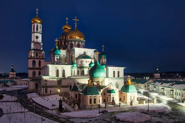 冬の黄昏の新エルサレム修道院 冬の夕暮れに新しいエルサレム修道院 またはVoskresensky 修道院として知られている の照明建築アンサンブルについての角度からの眺め イストラ モスクワ地方 ロシア — ストック写真