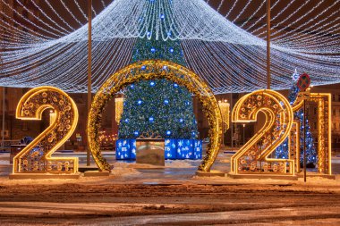 Lybyanka Meydanı 'nda yeni yıl ve Noel süsleri 2021 yılından birkaç gün önce sabah erken saatlerde. MOSCOW, Rusya - 26 Aralık 2020