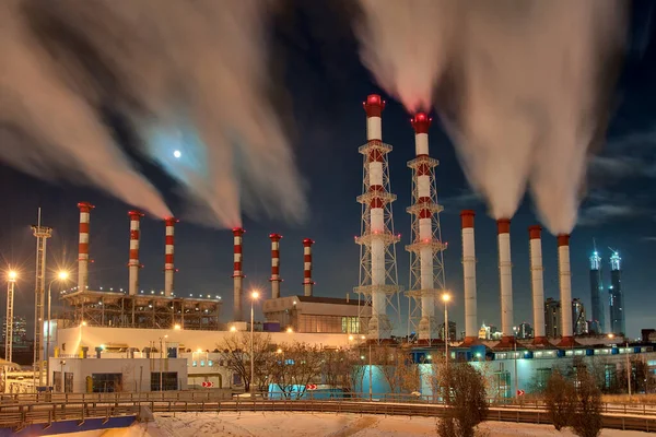 Soğuk Bir Kış Akşamı Alacakaranlıkta Isıtma Elektrik Santrali Mezhdunarodnaya Nın — Stok fotoğraf