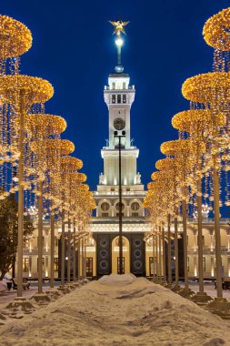 Kuzey Nehri İstasyonu 'nun merkez kısmı, yılbaşı ve Noel tatilleri için dekore edilmiş sokak lambalarıyla çerçevelenmiş yıldız tepeli kule. MOSKOVA, Rusya 